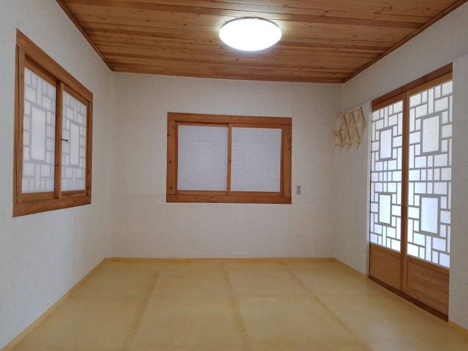침실 2 : 천연운모석 4평 구들방