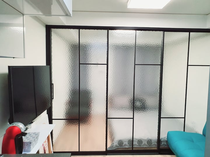 יש דלת בינונית, אז הפרדת החלל טובה.♡