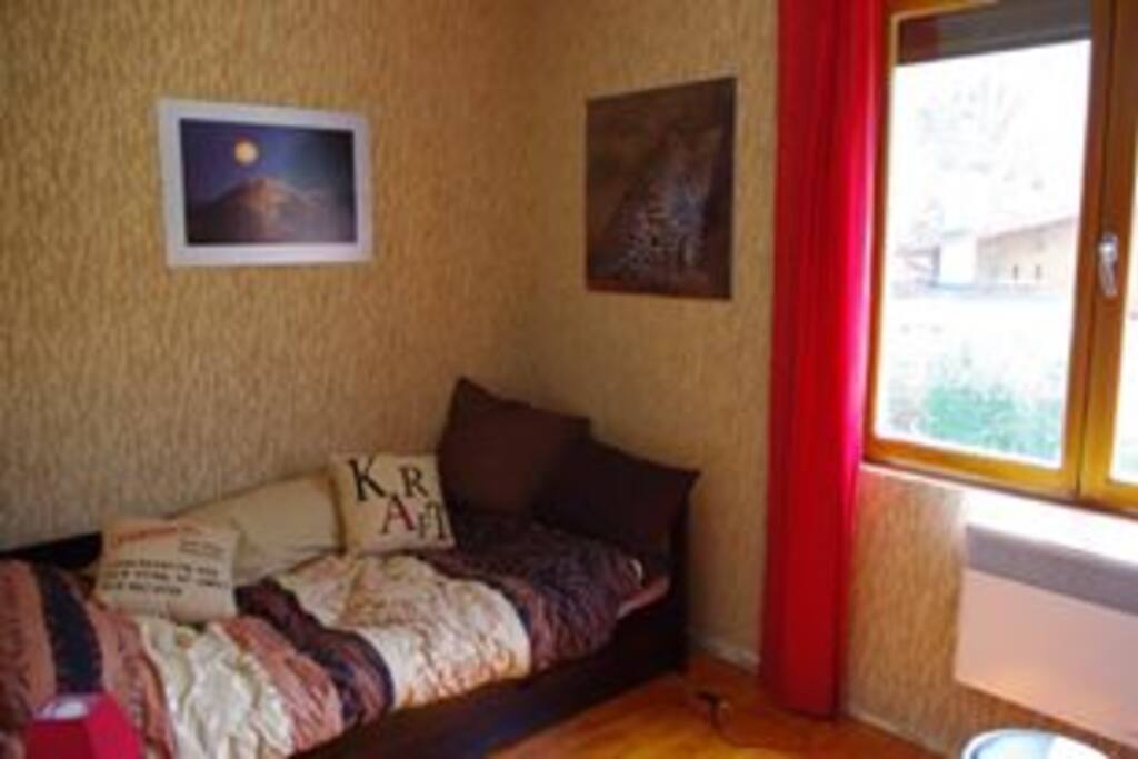 Chambre lit simple avec tiroir matelas .bureau , bibliothèque.