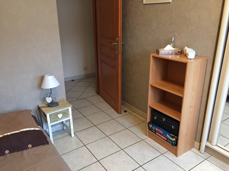 L entrée de la chambre