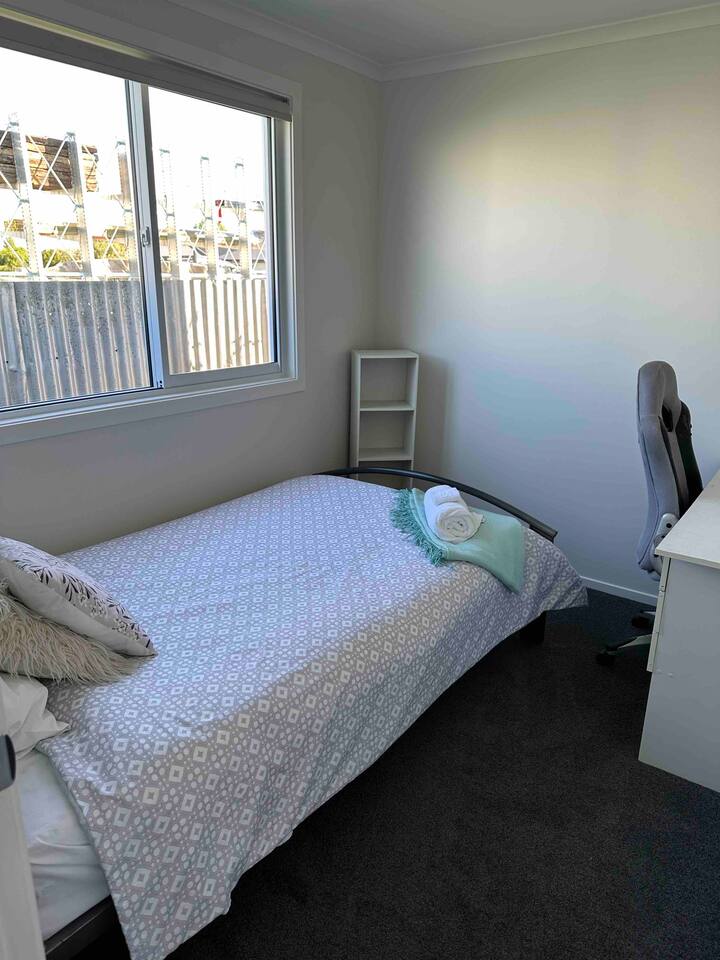 Единечен брачен кревет (широк 150-179 см) 