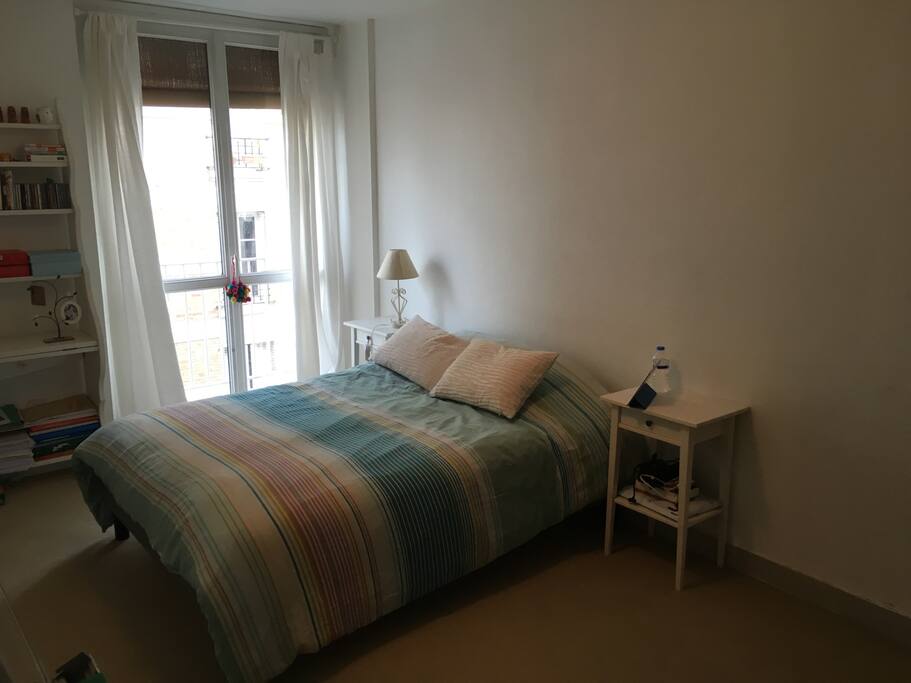 Chambre à coucher lit deux places. petit balcon.
Bedroom with double bed. Small balcony.