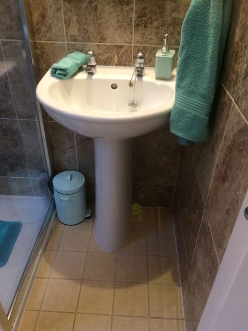 Guest only shower/toilet room.
Towels & toiletries provided.