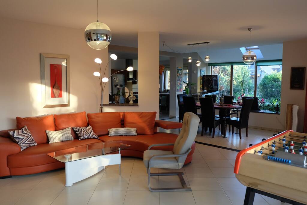 Salon/séjour/cuisine commune au rez-de-chaussée (70m²)