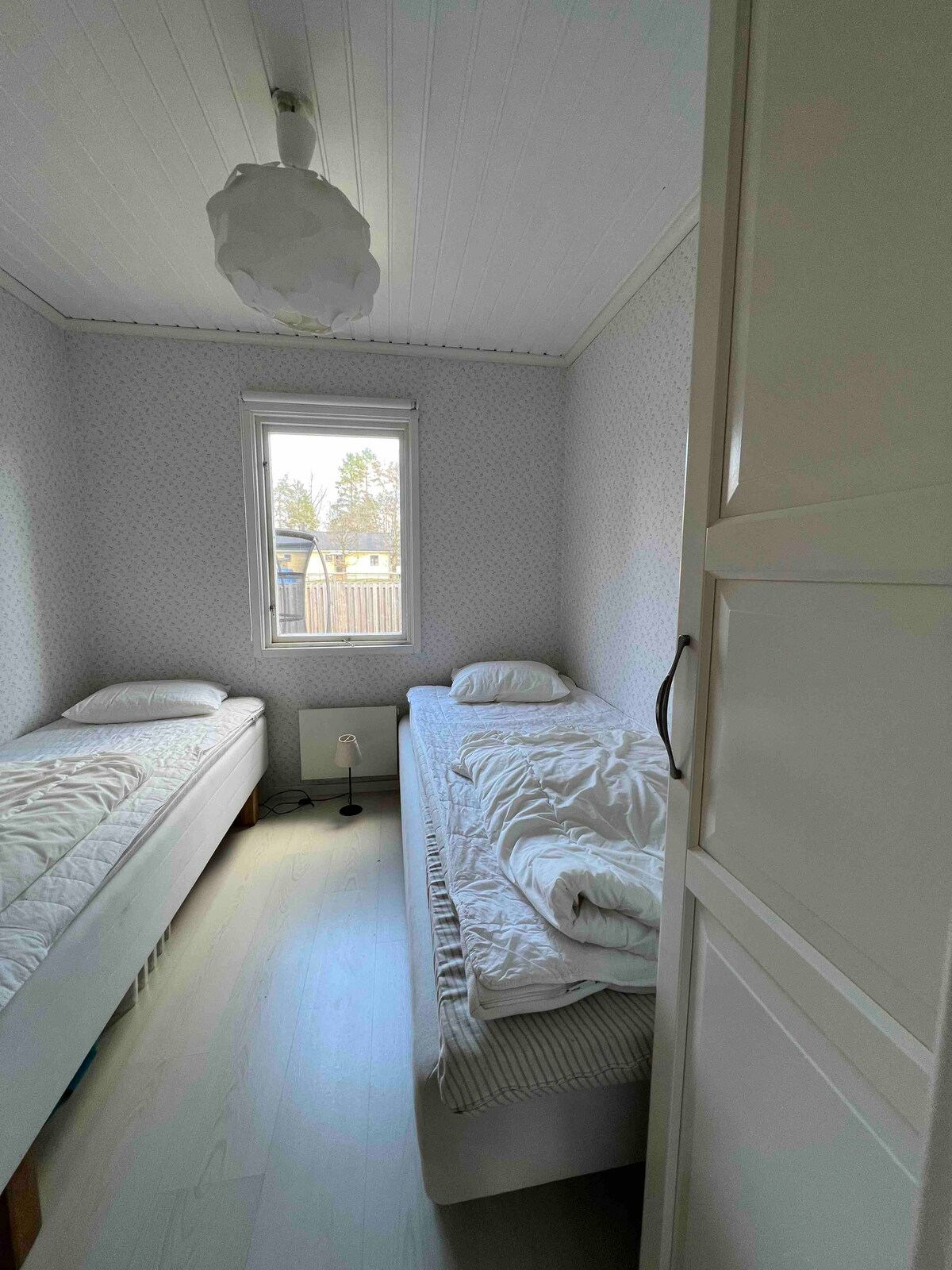 חדר שינה עם מיטה אחת של 80 ו -90 ומיטה אחת וארון בגדים אחד (אחד נוסף שנסגר במקום שבו אנחנו מאחסנים את החפצים הפרטיים שלנו)