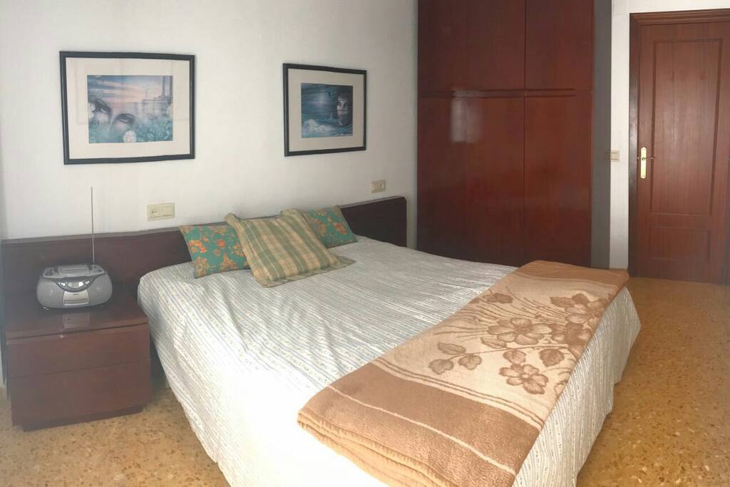 Habitacion principal con cama doble