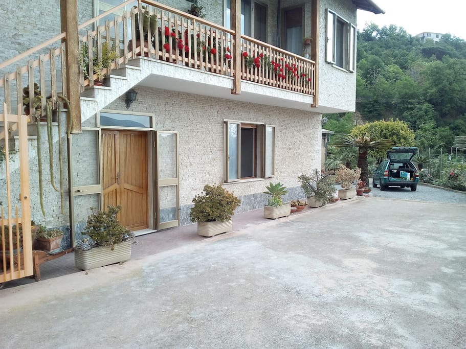Porta di ingresso con corte antistante l'appartamento.