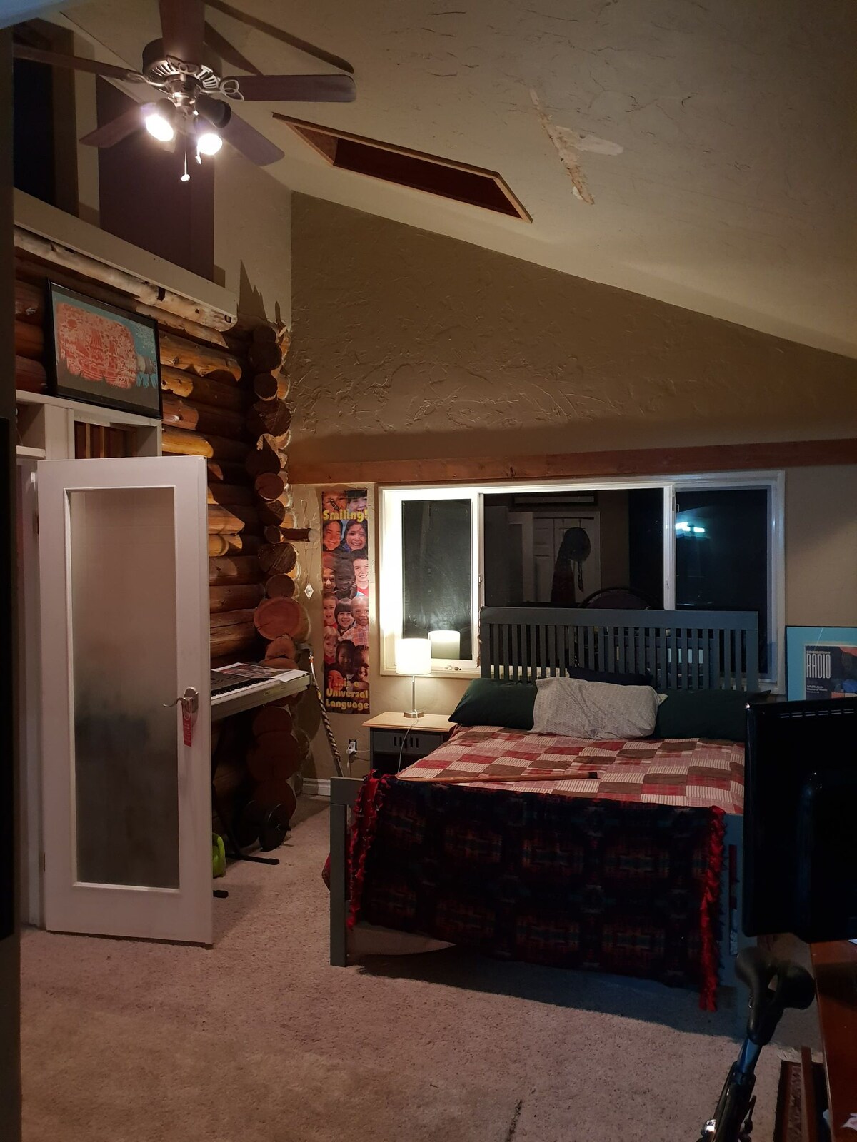 Moja privatna spavaća soba. Gostima je na raspolaganju tijekom dana. Pristup glavnom dnevnom boravku i stražnjem vrtu, objema francuskim vratima. Ovo je moja privatna spavaća soba i u njoj se boravim svaki dan, ali mogu vam biti na raspolaganju za privatnu upotrebu na fleksibilne zahtjeve. 