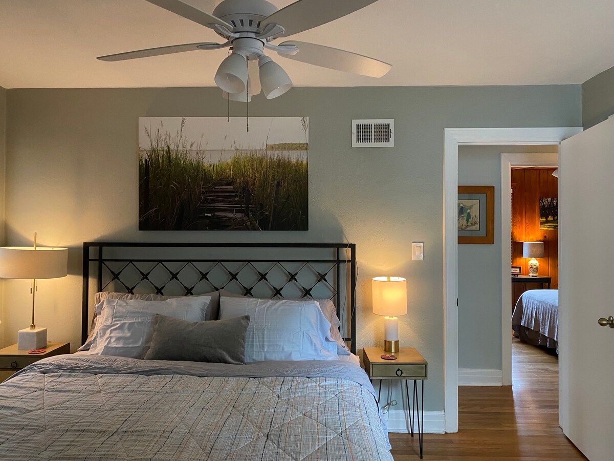 Მთავარი საძინებელი ცალკე ლურჯი სააბაზანოთი და ჭკვიანი სამსუნგის ტელევიზორით 