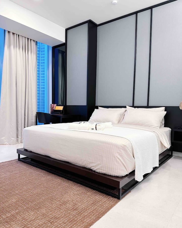 Chumba cha kulala: "Pata uzoefu wa uchangamfu wa Kuala Lumpur kutoka kwenye fleti yako ya chumba kimoja cha kulala, iliyo na madirisha ya sakafu hadi dari na mwonekano wa kuvutia wa anga la KLCC."