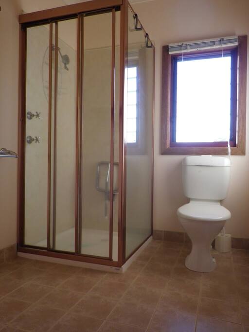 Ensuite to Bedroom 1.