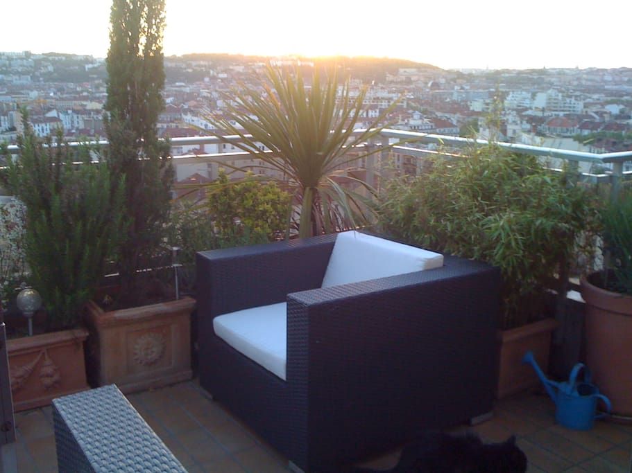Naturist Skyterrace with panoramic view on Lyon, Terrasse naturiste avec vue panoramique sur Tout LyonN