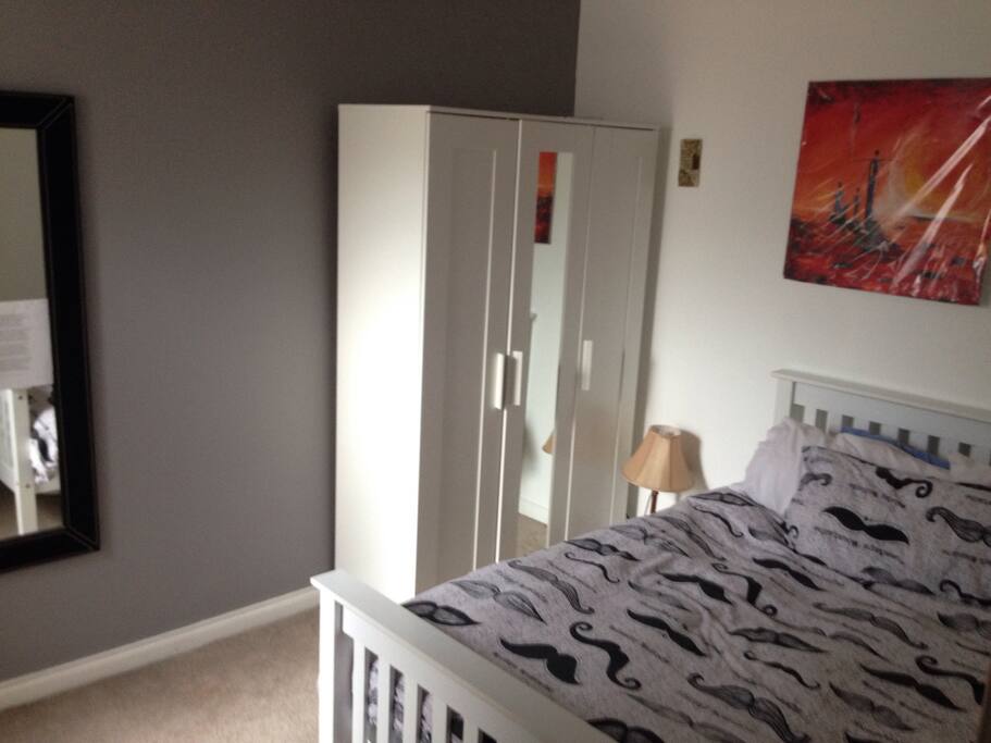 Lovely king size bed with 1500 pocket sprung memory foam mattress. Restful and comfortable nights sleep!