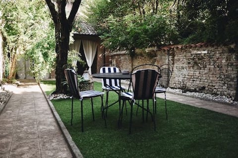 GARDEN VITTORIA-UN GARDEN IN THE SHADE OF TORRAZZO