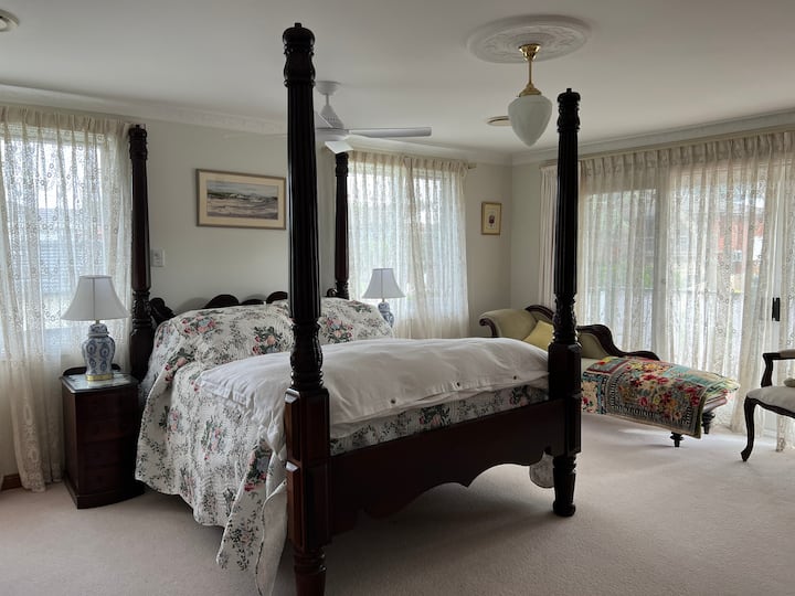 Kitanda chenye mabango 4 ya kale yenye ukubwa wa Queen