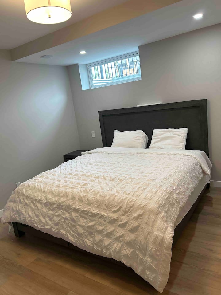 Dormitorio principal #1

Cama tamaño king, cuna y vestidor 