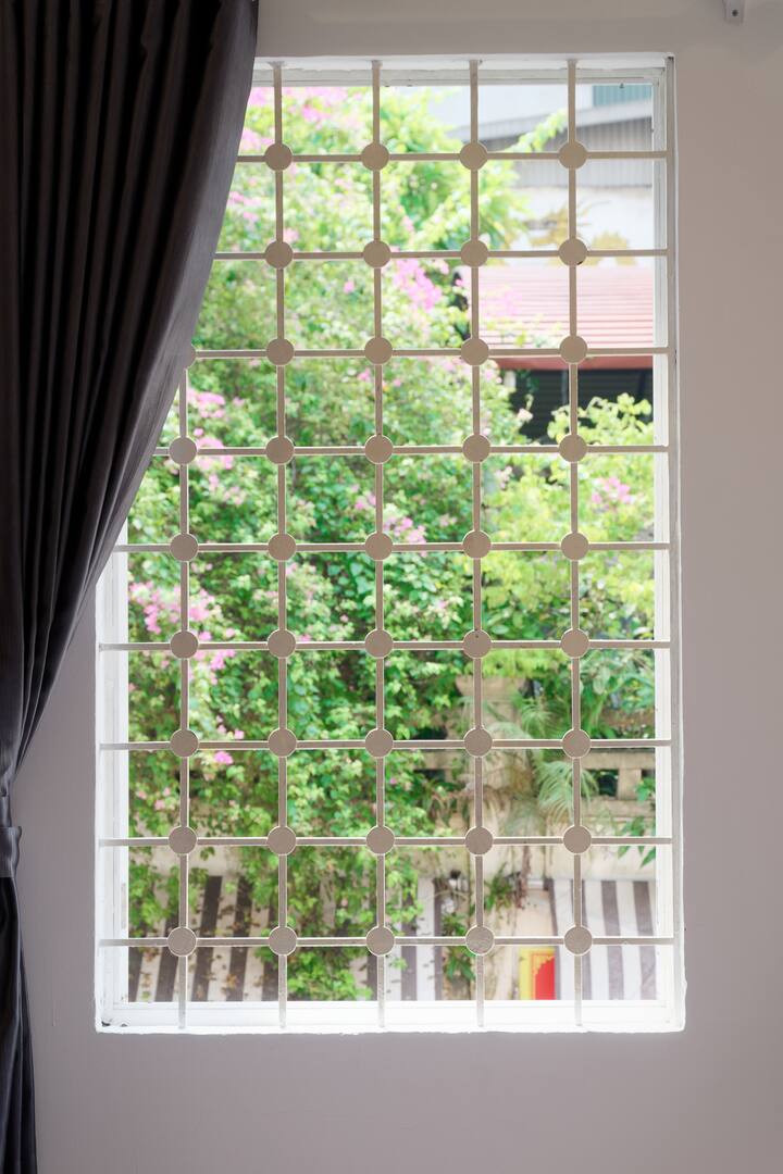 نافذة بإطلالة جميلة