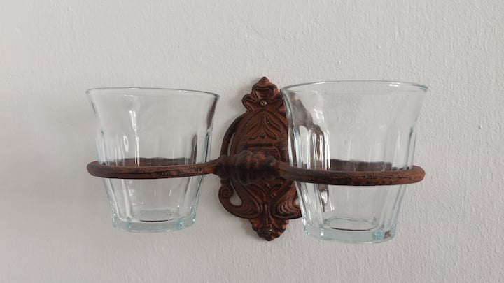 Waterglaasjes voor 's nachts naast het bed.