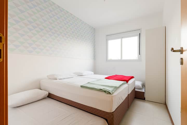 Dhoma e gjumit e dytë me krevat dopio dhe dy krevate ndihmës 