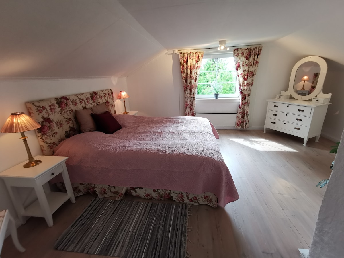 Chumba cha kitanda 1 ghorofani na mtindo wake wa kimapenzi na wa kupendeza utakupa ndoto tamu na usingizi wa kupumzika. 