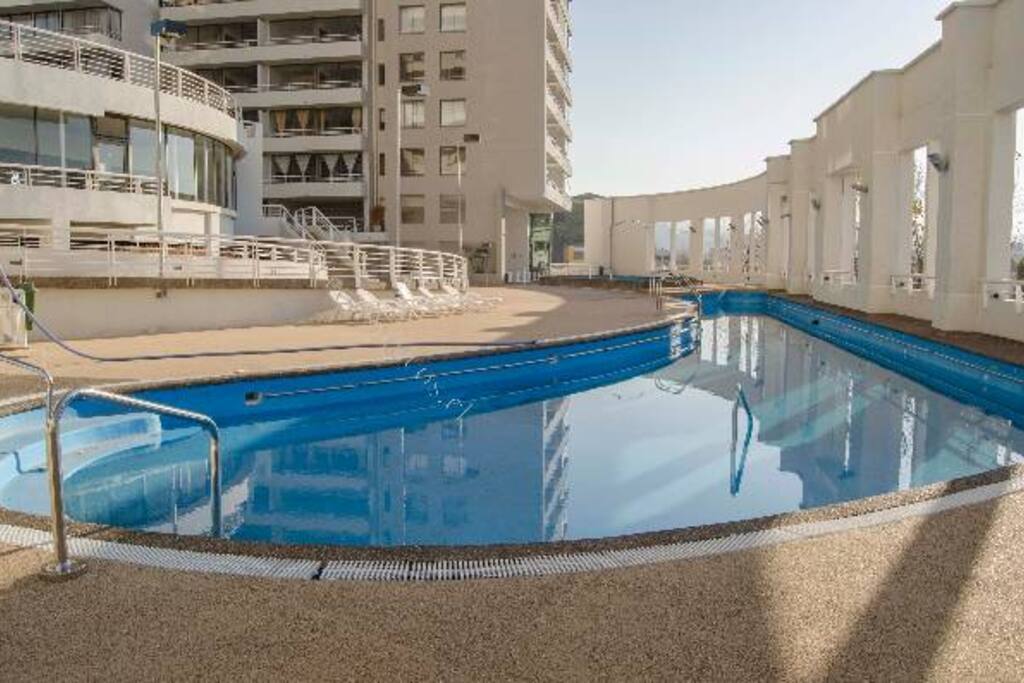 2 piscinas una para niños y otra para adultos, reposeras y baños.