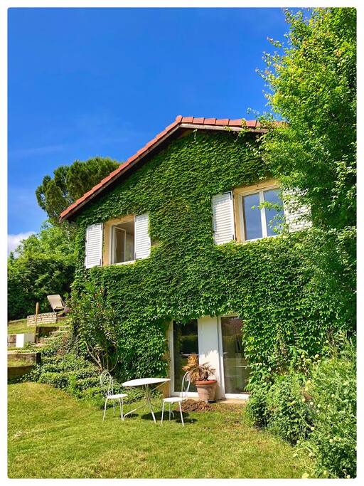 Vue de la maison, les deux chambres sont en bas de pleins pieds