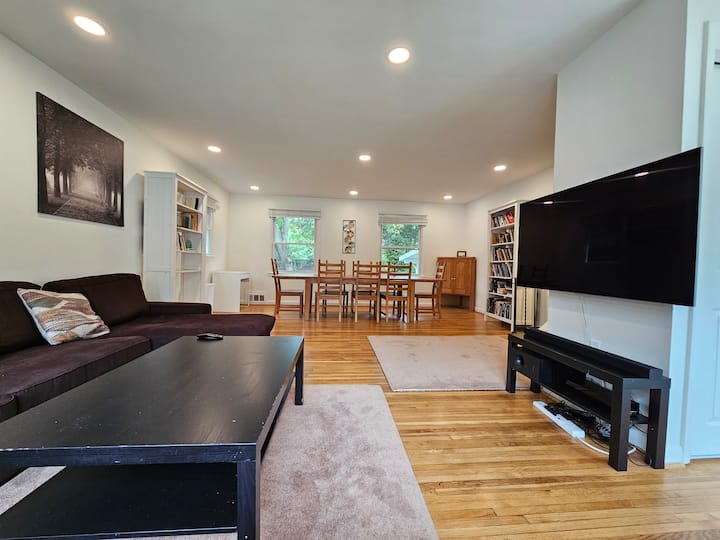 Пространа, удобна, практична дневна соба со димензии 18 x 24 стапки со голем кауч, одличен систем за забава на Samsung и трпезариска маса за најмногу 12 гости.  