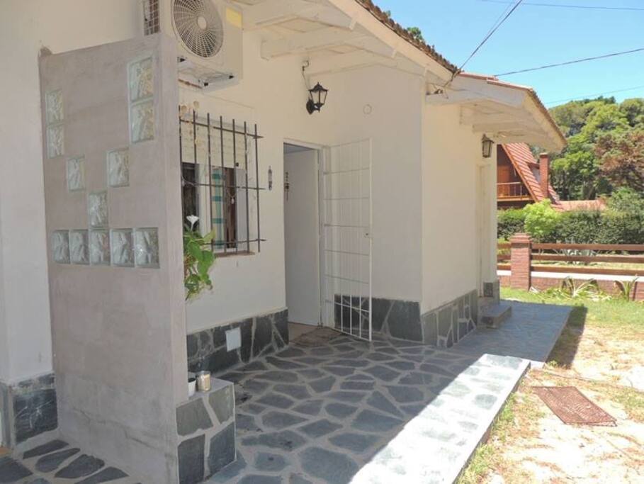 Vista de afuera y entrada de departamento