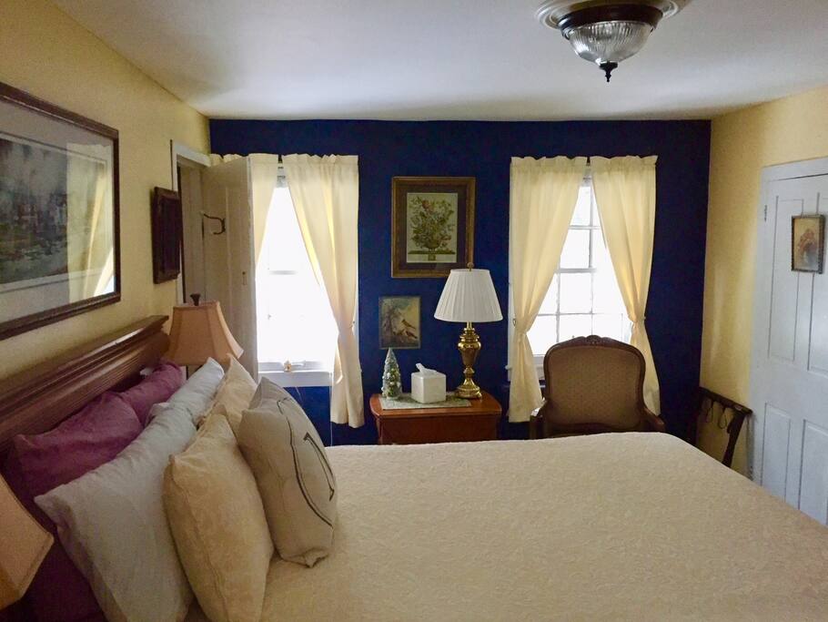 The Mary Eldredge Room, flat screen TV, Private En-Suite Bath. access to common room with Fridge and Coffee Maker