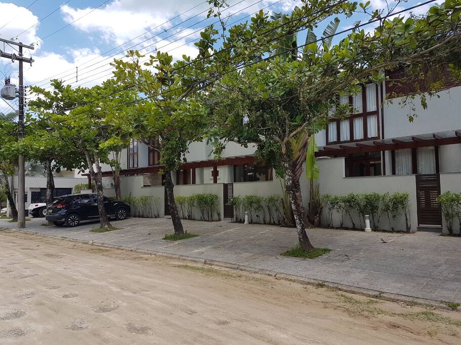 Entrada principal na Al. dos Tamarindos, 30 ( módulo 26)