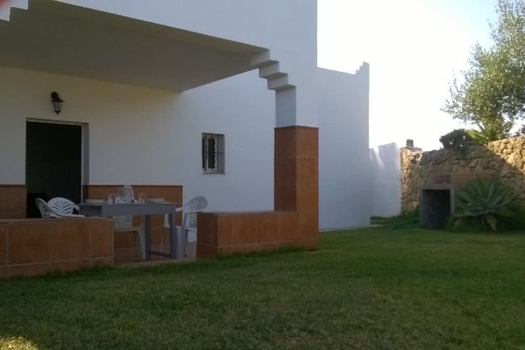 Zona ajardinada con barbacoa