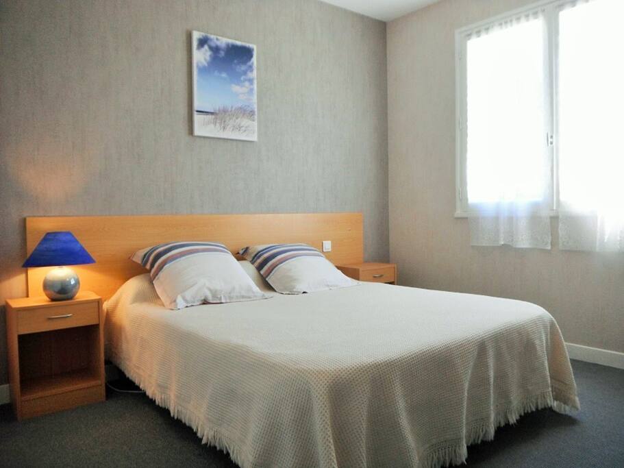 Chambre 1 avec un lit de 1.60 m