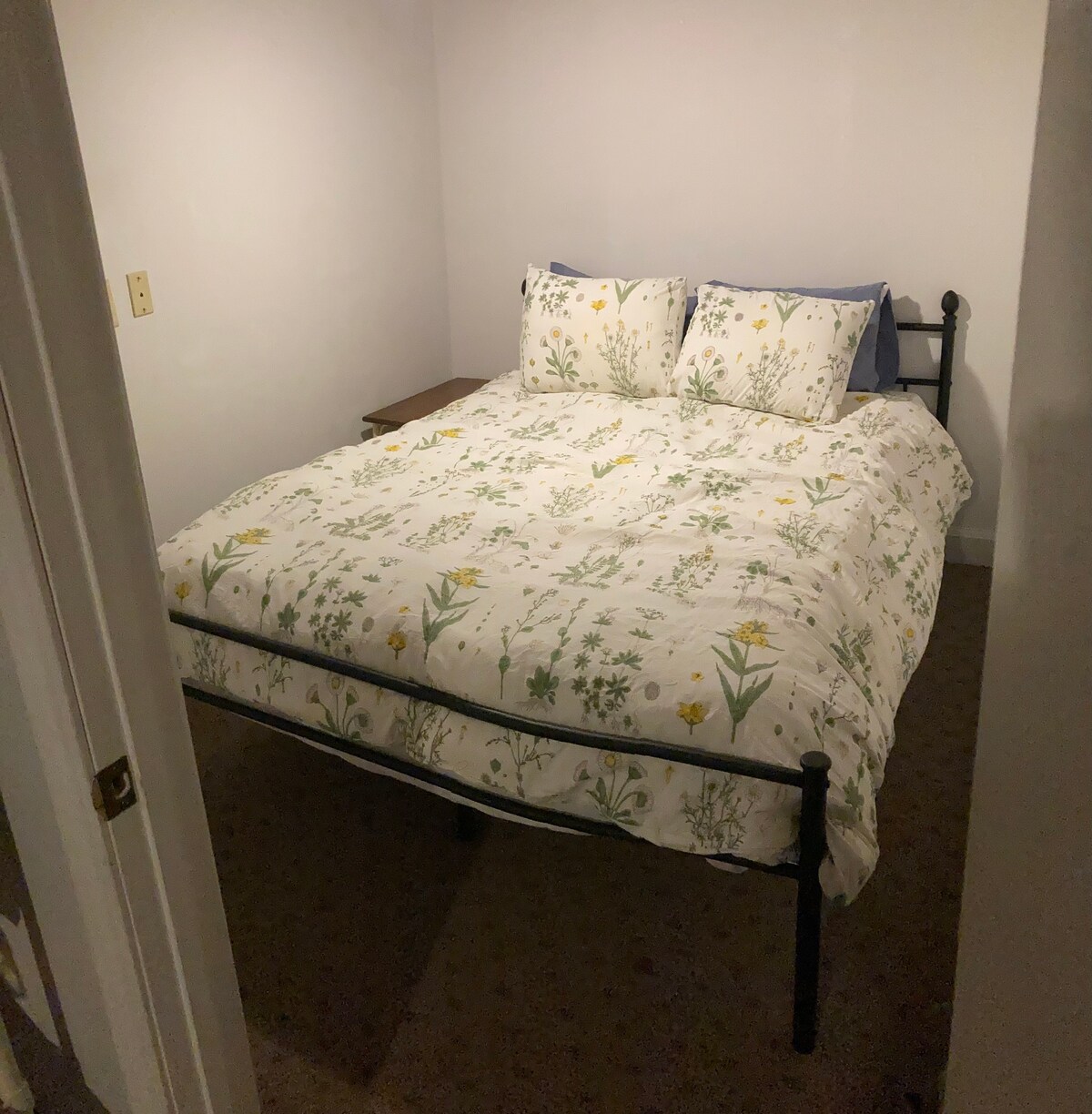 卧室7.地下室非常小的房间，配有标准双人床。 您必须步行穿过带加大双人床的主地下室区域才能进入此房间。 