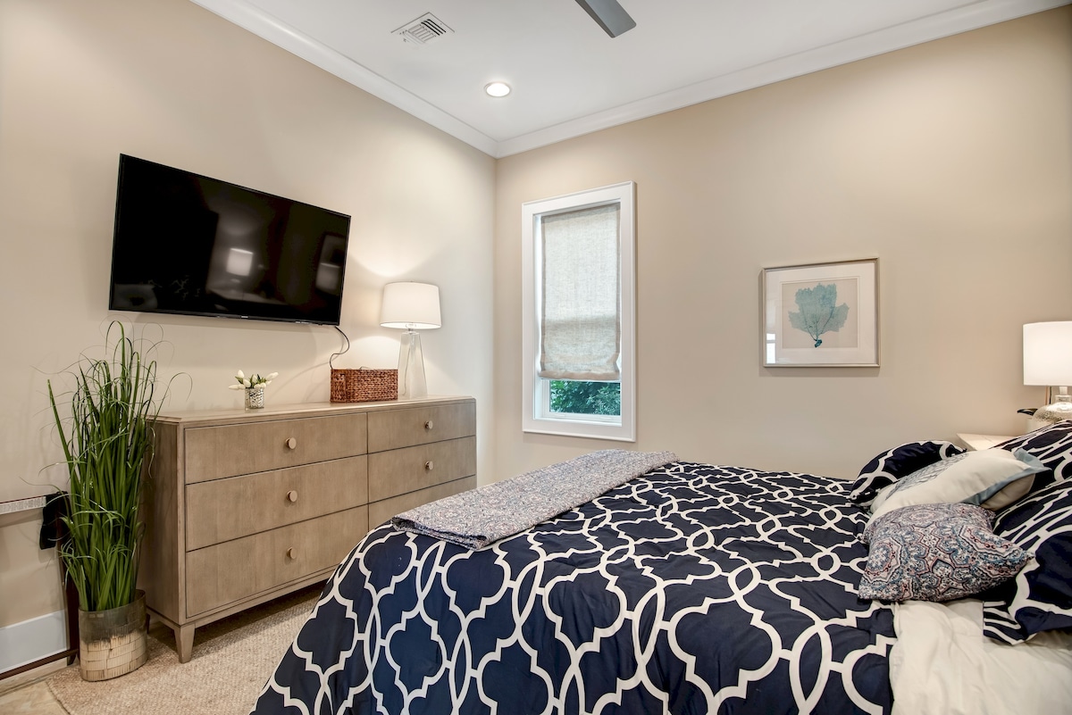 جناح كبير بغرفة نوم في الطابق الأول