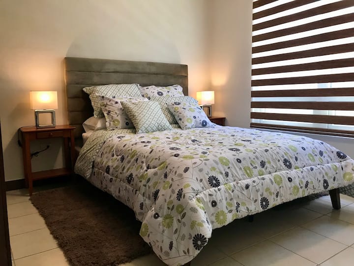 Dormitorio con cama matrimonial set de sábanas, almohadas, frazadas y edredón