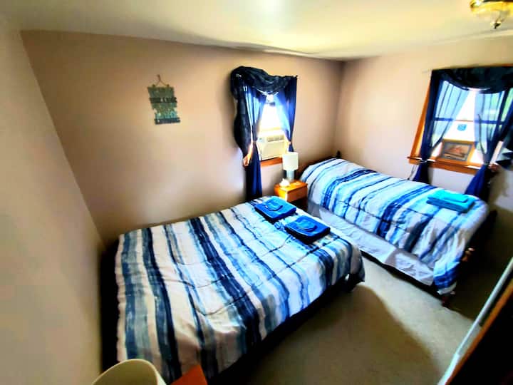 בחדר השינה של הקפטן (למטה) יש מיטה בגודל מלא ומיטת יחיד.