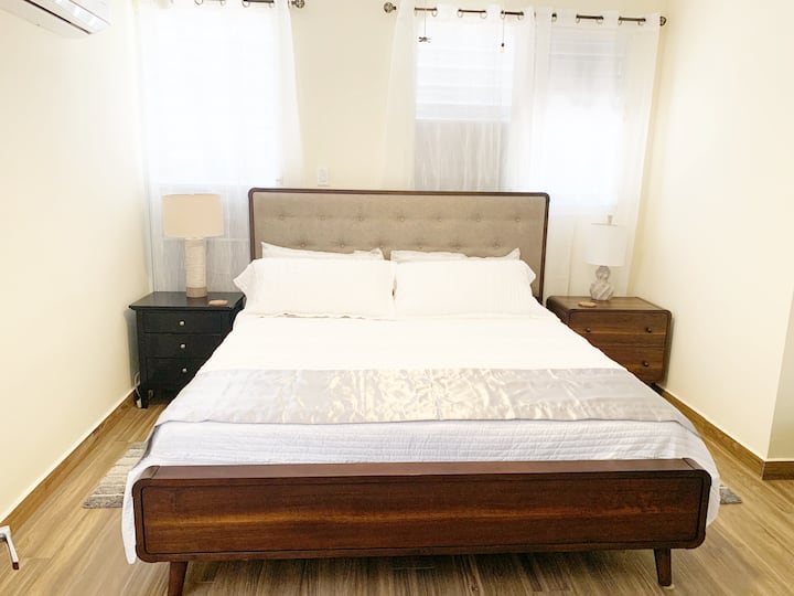 Krevat dopio "king" dhe ajër të kondicionuar. 