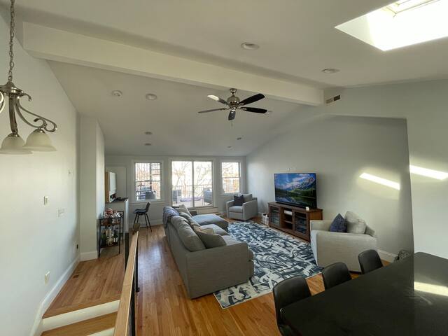 PH City Views, Spacious 2 Bed/2 Bath w/ 2 Decks gallery image 2