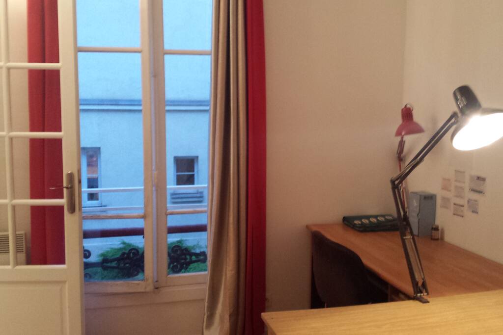 Chambre - photo prise depuis la porte de la salle d'eau.