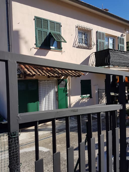 vue de la façade ou est située l'entrée du studio