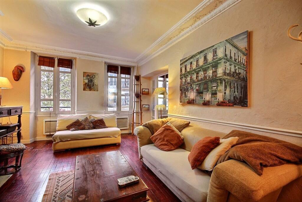 Living
The 22 square meters living room has 2 double glazed windows facing street . It is equipped with : sofa, double sofa bed, coffee table, cable, TV, DVD, stereo, phone, built-in shelves, decorative fireplace, hard wood floor.