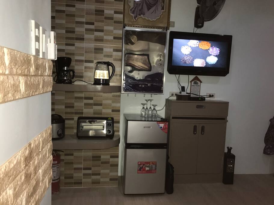 This is the line between the kitchen wet area and the area where you can only use the mop, sweeper and dust pan. That left wall is where you can find the big wall mirror.