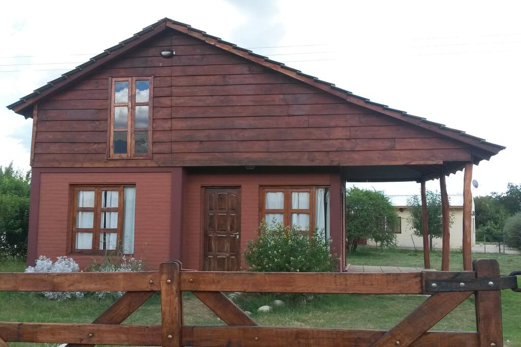 Frente de la casa con amplio parque delante y detrás