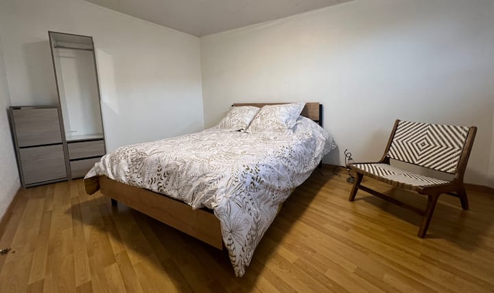 Manželská posteľ 140 s kvalitným matracom 