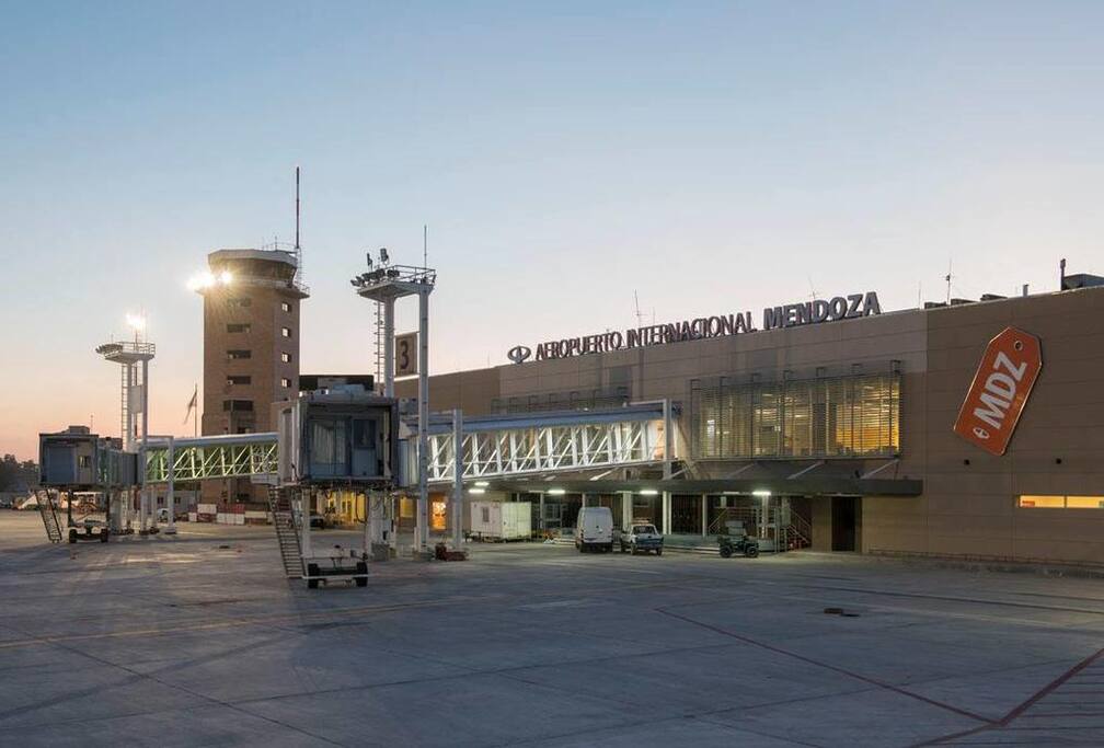 Aeropuerto internacional, a 10´de CasaDíaz