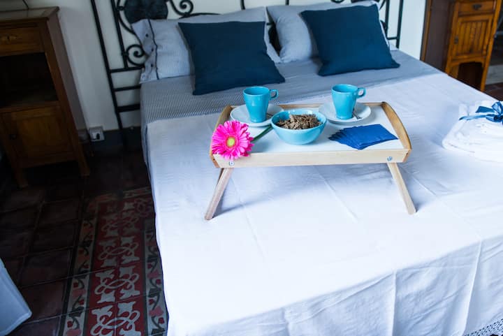 在房间里享用早餐 