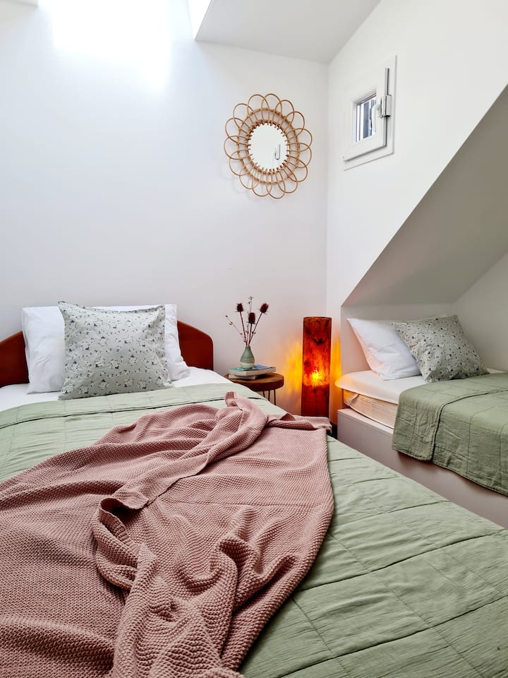 2. Спалня с две единични легла