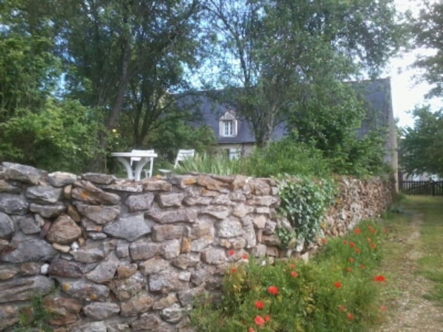 Chemin desservant l'arrière de la maison.