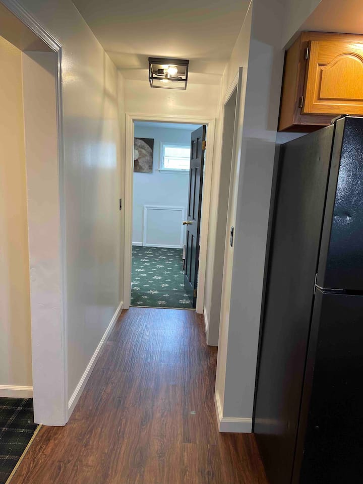 Kuangalia kutoka jikoni hadi chumba cha kulala #1 na kitanda cha ukubwa wa mfalme na dawati 