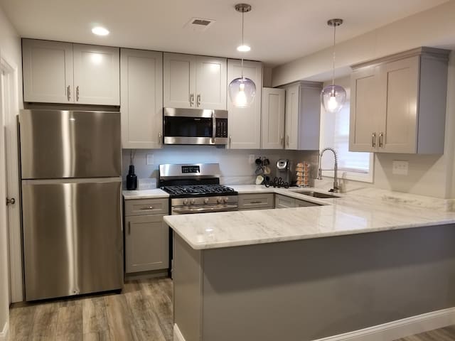 Be Our Guest❤️ Renovated Home/ Convenient Location